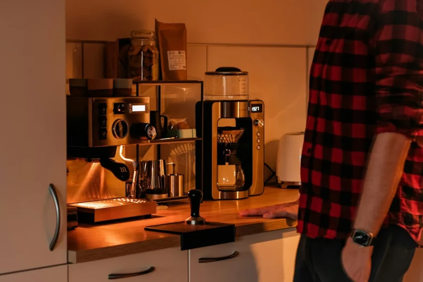 Avkalka kaffebryggaren när den brygger långsamt